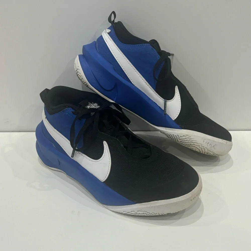 Nike Kid's Team Hustle D10 (GS) Basketball Shoe- hardly worn